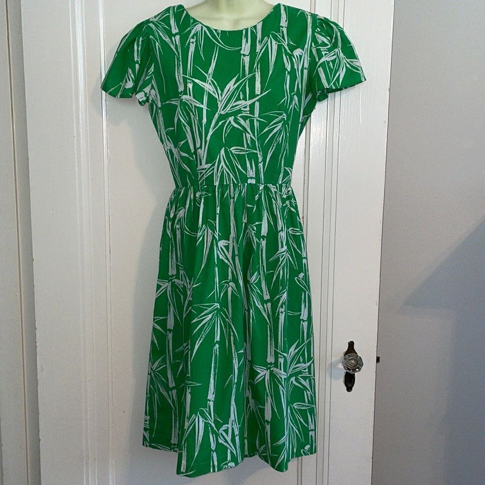 Vtg‎ 80s short sleeve green & white bamboo print dress that buttons in back